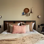 Nafenna 2-Bedroom Apartment In Old Town